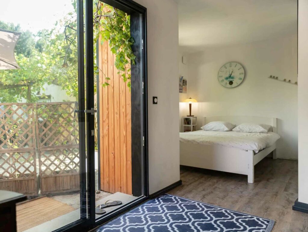 Studio de jardin vu de l'intérieur