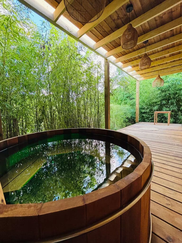 Eco lodge Boximby premium avec spa sur terrasse en bois
