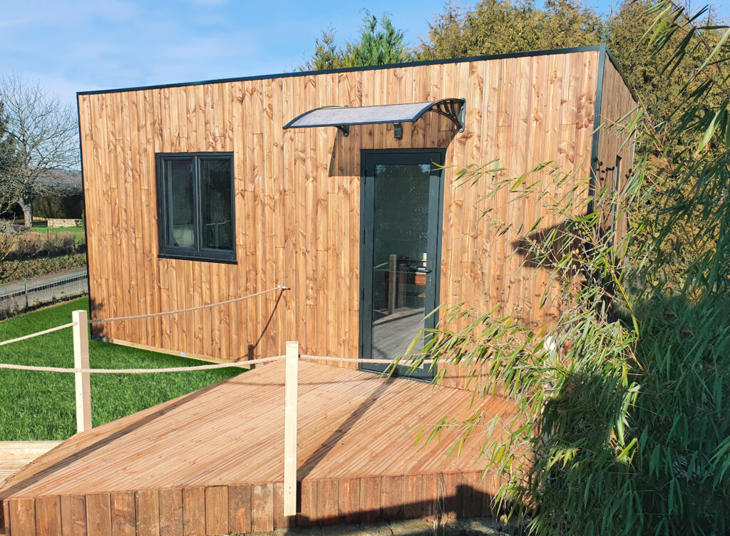 chalet bois pour senior installé dans un jardin