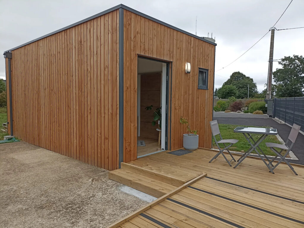 chalet bois senior installé jardin avec rampe PMR