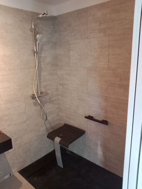 Salle de bain PMR avec barre d'appui