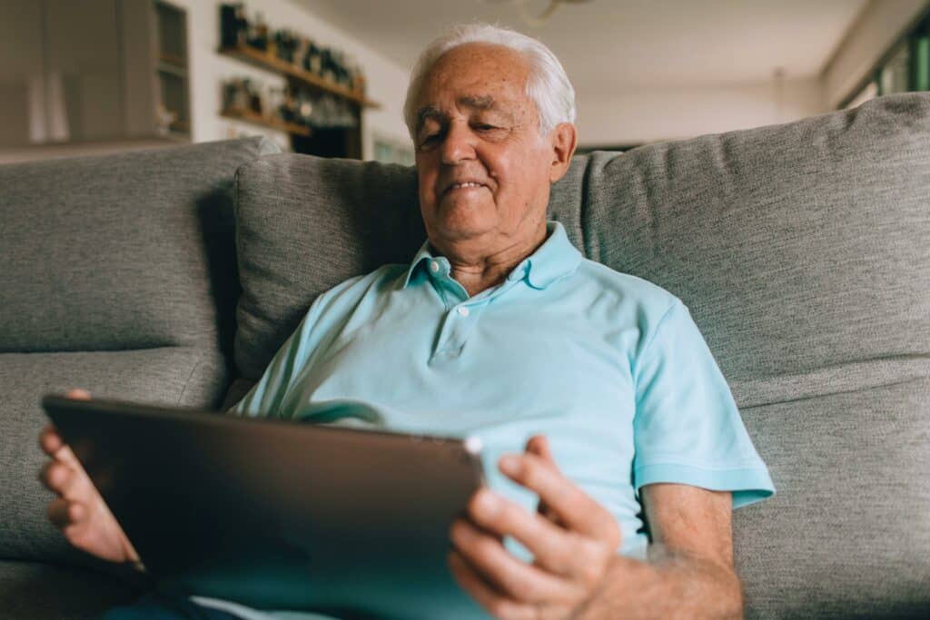Senior autonome vivant dans un studio de jardin proche de sa famille
